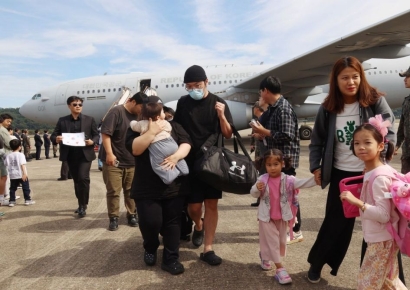 [포토] 이스라엘 지상 침공에…레바논 교민 97명 군 수송기로 한국 도착