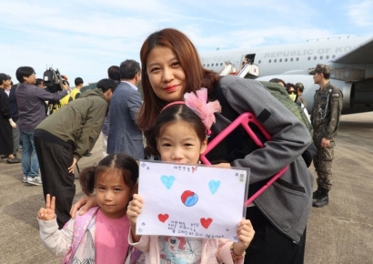 [포토] 레바논 체류 국민 등 97명 군수송기로 서울공항 무사히 도착