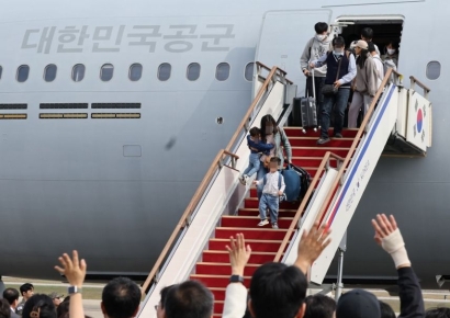 [포토] 레바논 체류 국민 등 97명 서울공항 도착…군수송기로 귀국