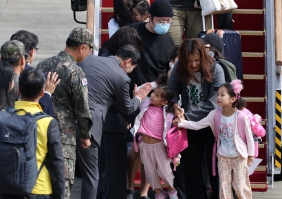 [포토] 레바논 체류 국민 등 97명 서울공항 도착