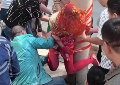 결혼식날 신부에 테이프 휘감아 '골탕'…"역겨운 풍습 그만"