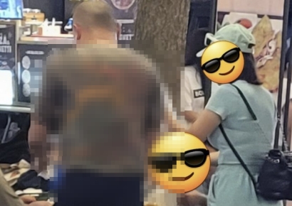 상반신 노출한 채 활보한 관광객…제주에 등장한 '베이징 비키니'