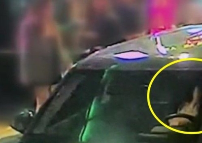 CCTV 속 문다혜, 차 타기 전 얼굴 감싸쥐고…빨간불서 교차로 진입