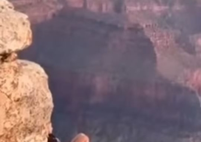 절벽에서 위험천만 요가…美 유명관광지 무개념 여성 논란