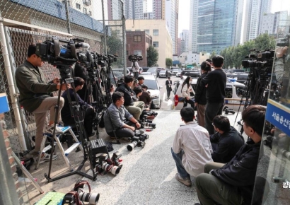 [포토] '음주사고' 문재인 전 대통령 딸 문다혜씨 기다리는 취재진