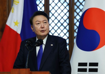 윤 "세계국채지수 편입·금리인하, 민생회복으로 이어지게 추진"