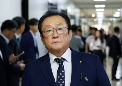 [포토] 국감장 들어서는 김인 새마을금고 회장