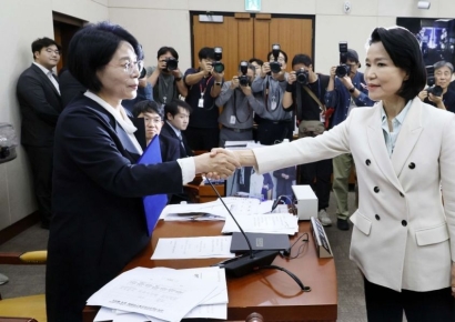 [포토] 악수하는 최민희-이진숙