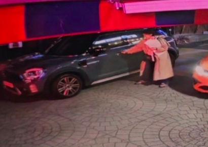 2분간 남의 차 문 '달그락'…'만취 운전' 문다혜씨 CCTV에 포착