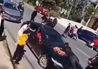 신부 데리러 온 웨딩카 올라타 "3400만원 더 내놔"…친오빠가 나선 이유