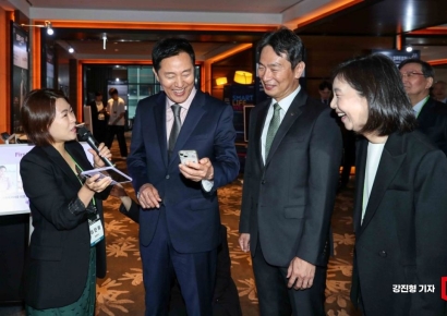 [포토] 서울 핀테크 위크 컨퍼런스 참가 업체 찾은 오세울 시장-이복현 원장