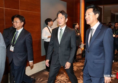 [포토] 행사장으로 이동하는 오세훈 서울시장-이복현 금융감독원장