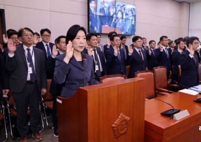 [포토] 국정감사 선서하는 오영주 중소벤처기업부 장관