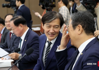 [포토] 황희 의원과 대화하는 조국 대표