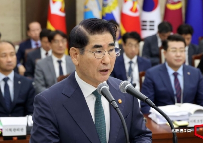 민주당 "김용현, 계엄 당일 '탱크로 확 밀어버려' 취지 발언"