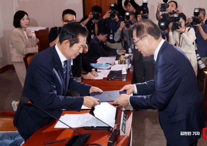 [포토] 선서문 제출하는 박성재 법무부 장관