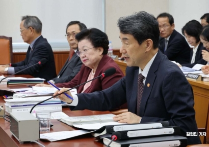 [포토] 국정감사 질의에 답하는 이주호 부총리