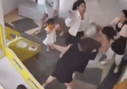 "아이 앞에서 뭐 하는 짓인가"…아이들 다툼에 머리채 잡고 몸싸움까지 벌인 엄마들