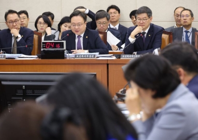 "수의대도 6년인데 의대 교육 5년만에?"…국감장서 쏟아진 질타