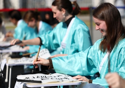 한글날에 전국 '들썩'…외국인 선비 두루마기 입고 '붓글씨'