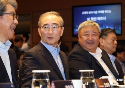 [포토] KT 임원진들과 대화하는 김영섭 대표