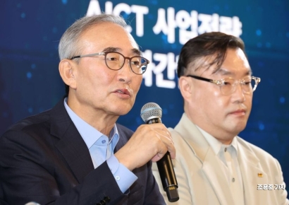 [포토] 취재진 질문에 답하는 김영섭 KT대표