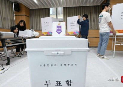 [포토] 교육감선거 사전투표소 설치하는 선관위 관계자 