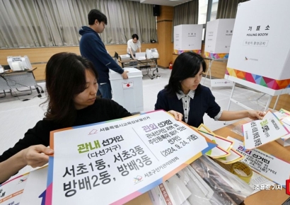 [포토] 사전투표소 설치 꼼꼼하게