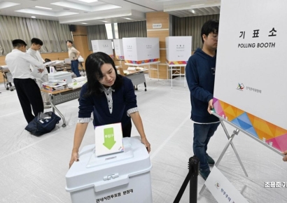 [포토] 기표소 설치하는 선관위 직원들