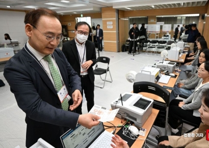 [포토] 김정중 서울시선관위원장, 사전투표소 점검