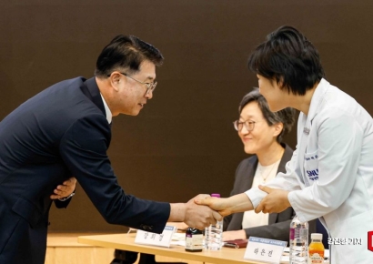 [포토] 악수하는 장상윤 사회수석비서관-하은진 서울의대 교수비대위원