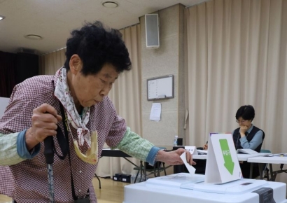 [포토] 소중한 한표 행사하는 시민