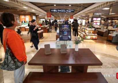 [포토] 노벨 문학상 수상 작가 한강 책 재입고 기다리는 시민