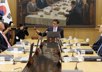 [포토] 금리 인하 나선 한국은행 금통위