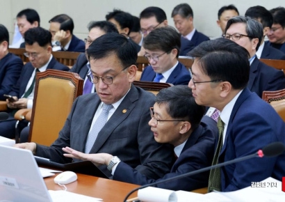 [포토] 관계자와 대화하는 최상목 부총리