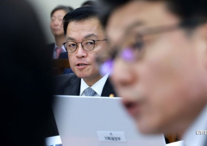 [포토] 진성준 의원의 자료 요청 듣는 최상목 부총리