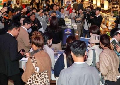 [포토] 노벨 문학상 수상 '한강' 책 구매 인파