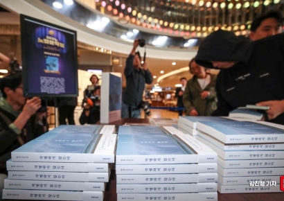 [포토] 노벨 문학상 수상 '한강' 책 구매하는 시민들