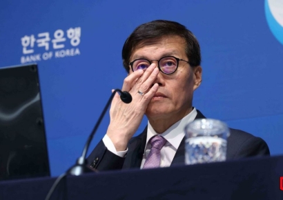 [포토] 취재진 질문 받는 이창용 한국은행 총재