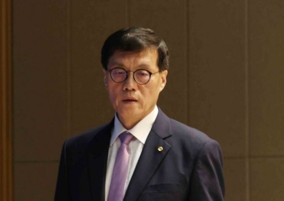 [포토] 기자간담회장 들어서는 이창용 한국은행 총재