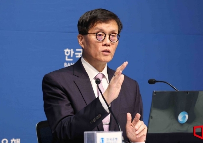 [포토] 통화정책방향 기자간담회 나선 이창용 한국은행 총재