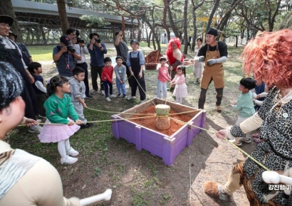 [포토] 선사시대 흙벽돌 만들기 체험하는 어린이들