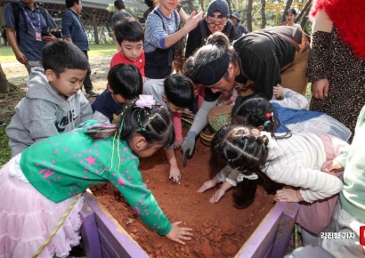 [포토] 흙벽돌 만들기 나선 어린이들