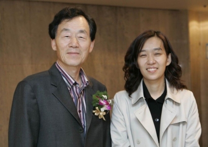 "소설가 부녀가 나누는 최고의 사랑"…한강이 부친에 추천한 책은?