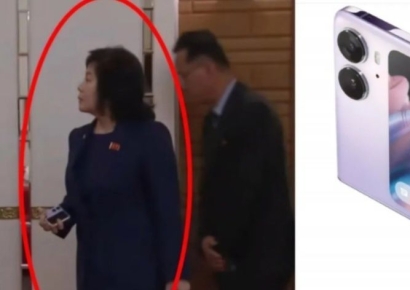 삼성폰인줄 알고 깜짝…北최선희 손에 꼭 쥔 폴더블폰에 '발칵'