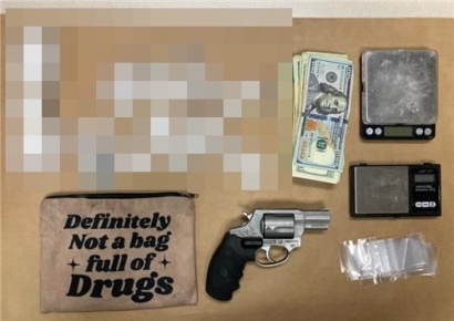 '마약 든 거 아님' 적힌 가방 열자…코미디처럼 쏟아진 필로폰