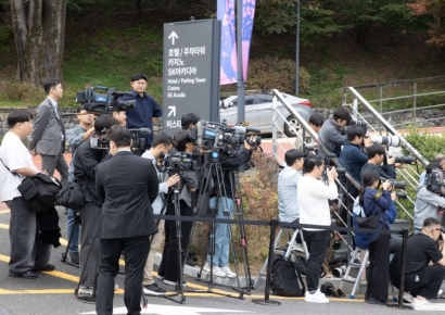 최태원·노소영, 차녀 민정씨 결혼식 참석…혼주석 나란히 앉아