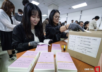 [포토] 투표용지 검수하는 선관위 직원들