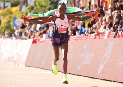 먼저 들어온 남자는 9명 뿐…여자 마라톤 '2시간 10분' 벽 깨졌다