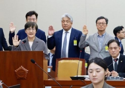 [포토] 선서하는 권태선 방문진 이사장과 박민 KBS 사장